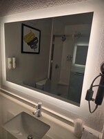 Bañera con ducha, artículos de tocador gratuitos, secador de pelo
