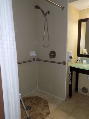 Habitación estándar, 2 camas de matrimonio, accesible para personas con discapacidad, no fumadores | Baño | Ducha y bañera combinadas y artículos de higiene personal gratuitos