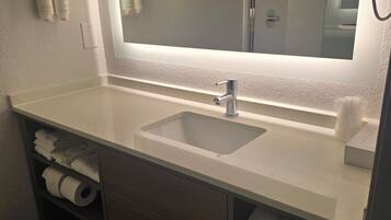 Combined shower/bathtub, free toiletries, hair dryer, towels