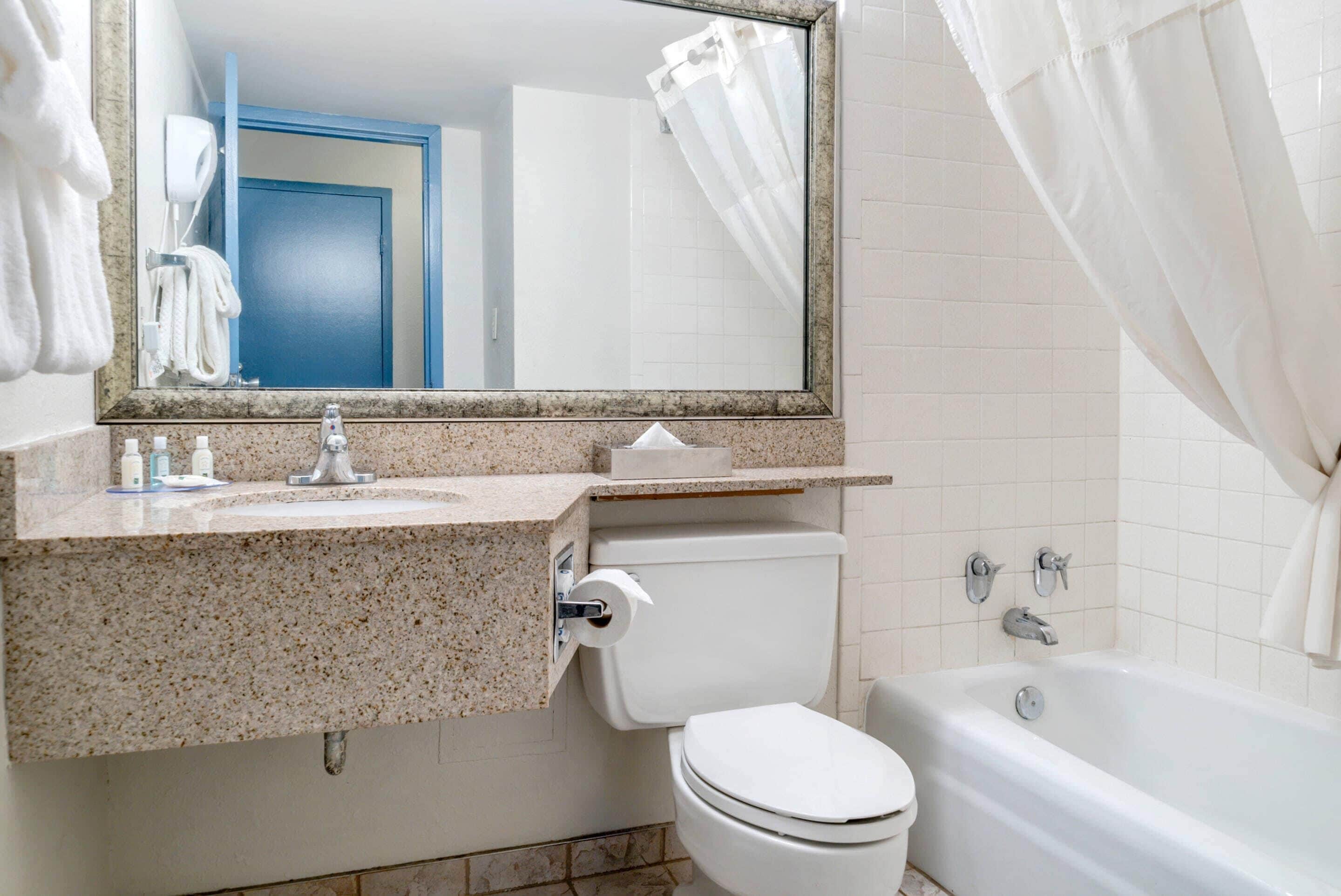 Een bad/douchecombinatie, gratis toiletartikelen, een haardroger