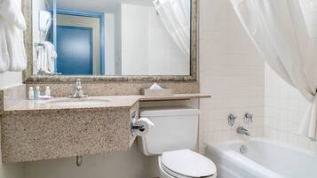 Een bad/douchecombinatie, gratis toiletartikelen, een haardroger