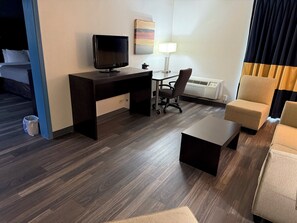 Suite, 1 kingsize bed, niet-roken, bubbelbad | Woonruimte | Ledtelevisie
