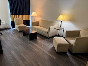 Suite, 1 King-Bett, Nichtraucher, Whirlpool | Wohnbereich | LED-Fernseher