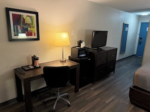 1 Schlafzimmer, hochwertige Bettwaren, Schreibtisch