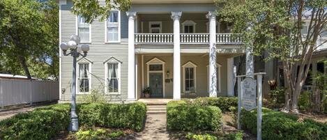 Vista frontal de la propiedad