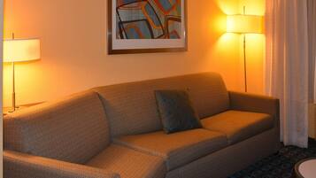 Escritorio, espacio para trabajar con laptop y cortinas blackout