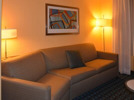 办公桌、笔记本电脑工作区、遮光窗帘、熨斗/熨衣板