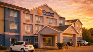 A Comfort Inn & Suites hotel with a modern design, multiple floors, and a parking lot. - Comfort Inn & Suites Texas City I-45 (Texas City)