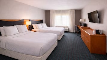 Escritorio, espacio para trabajar con laptop y cortinas blackout