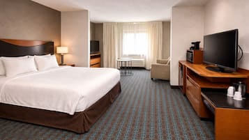 Escritorio, espacio para trabajar con laptop y cortinas blackout