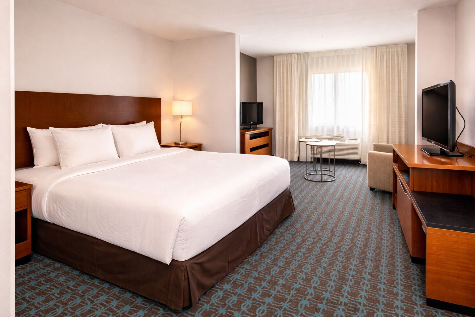 Escritorio, espacio para trabajar con laptop y cortinas blackout 