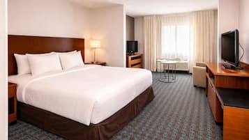 Escritorio, espacio para trabajar con laptop y cortinas blackout