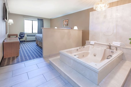 Escritorio, tabla de planchar con plancha, wifi gratis y ropa de cama . Super 8 by Wyndham Tyler TX