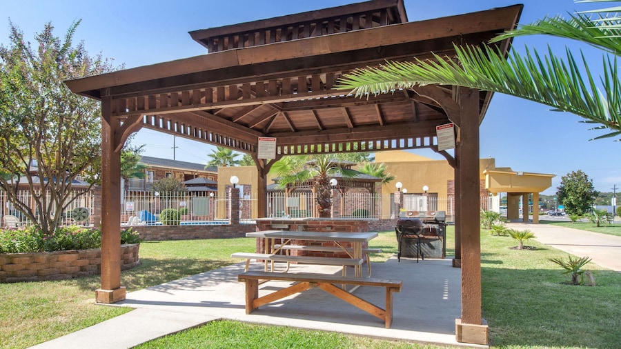 Super 8 by Wyndham Tyler TX