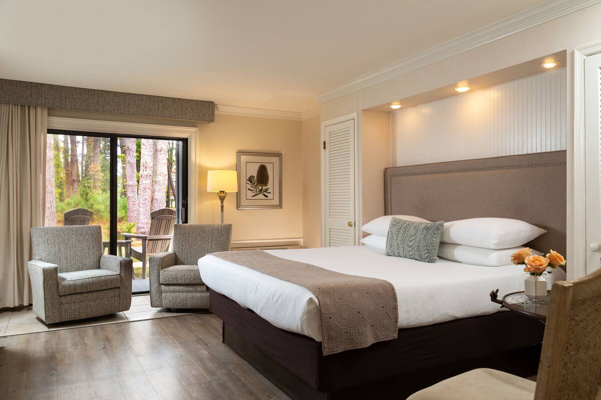 Kamar Deluks, 1 Tempat Tidur King | Meja kerja, tirai kedap cahaya, dan setrika/meja setrika