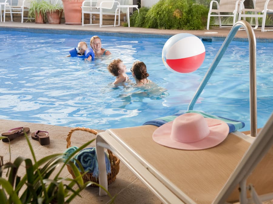 Sisäuima-allas, kauden mukainen ulkouima-allas, aurinkotuoleja