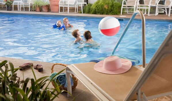 Piscine intérieure, piscine extérieure en saison, chaises longues