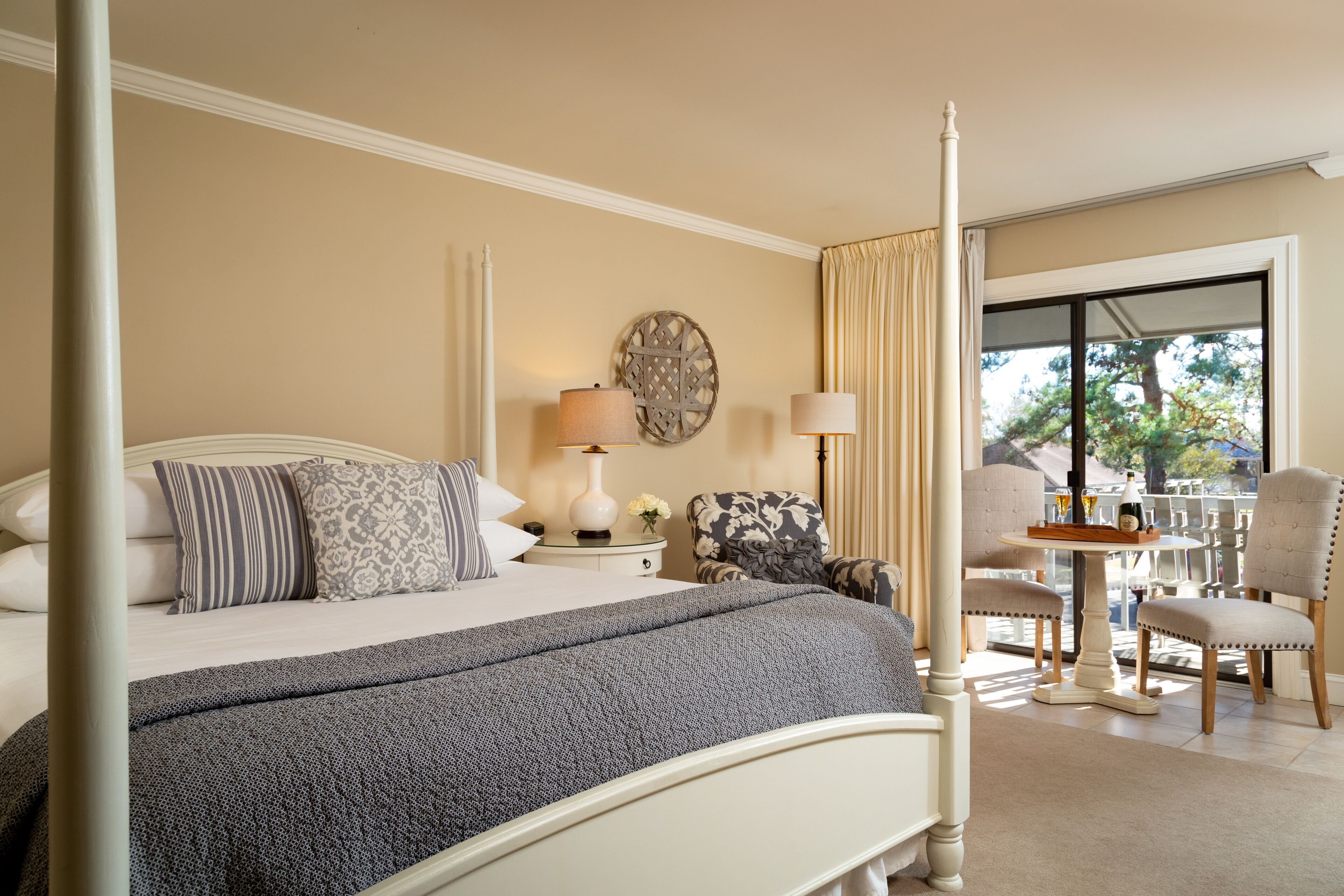 deluxe room, 1 king bed | 1 bedroom, individually decorated, individually furnished, desk