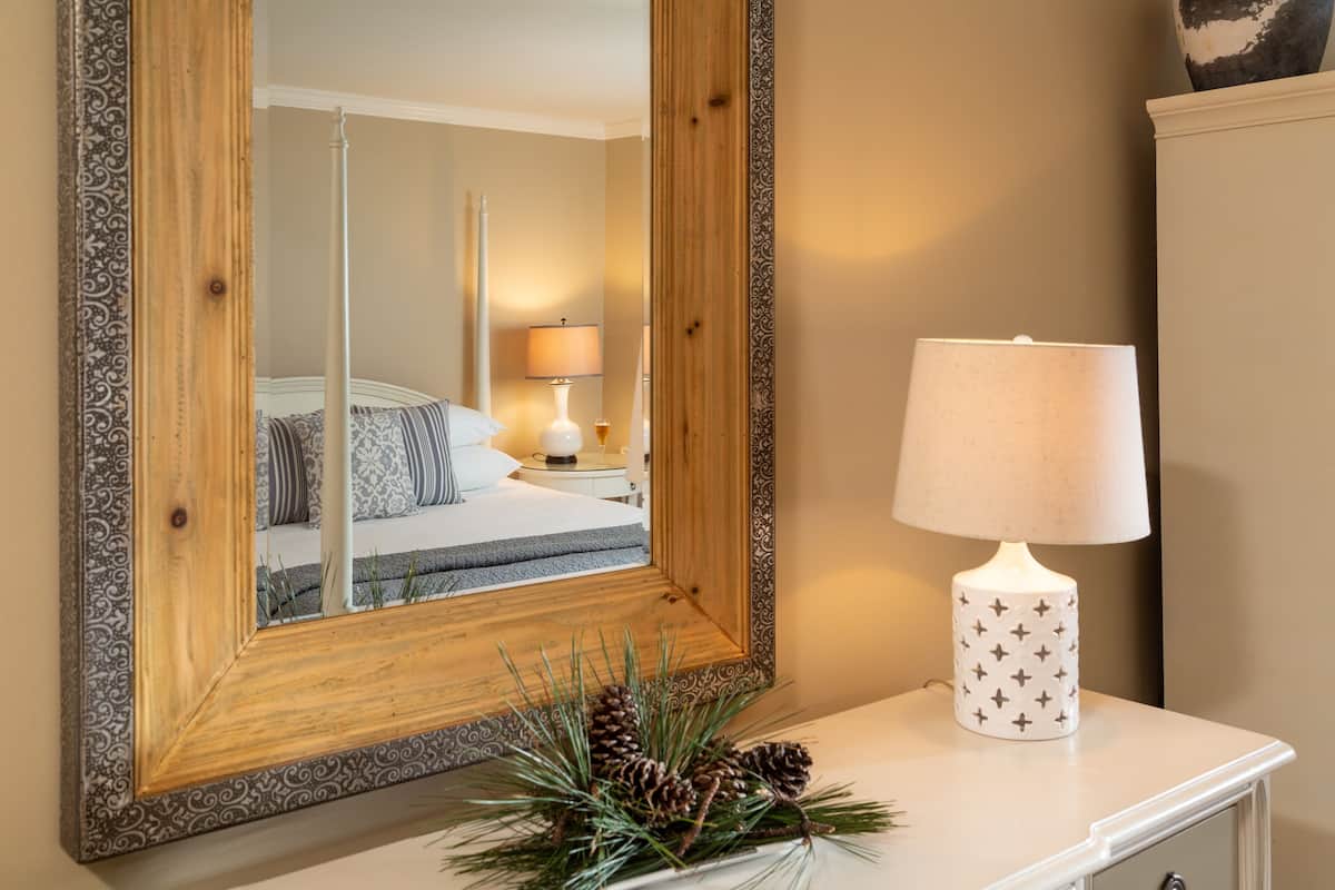 deluxe room, 1 king bed | 1 bedroom, individually decorated, individually furnished, desk