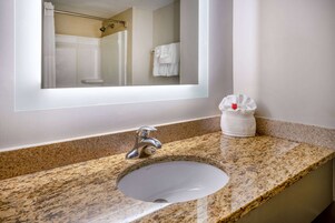 Bañera con ducha, artículos de tocador gratuitos, toallas, jabón