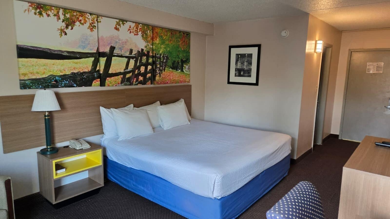 Bureau, espace de travail pour ordinateurs portables