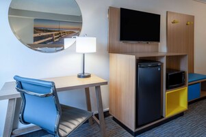 Escritorio, espacio para trabajar con laptop y cortinas blackout 