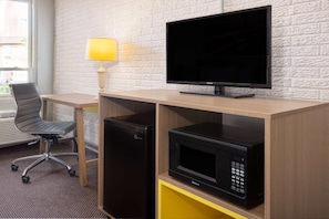 Habitación, 2 camas matrimoniales, con acceso para personas discapacitadas, para no fumadores | Escritorio, espacio para trabajar con laptop y cortinas blackout