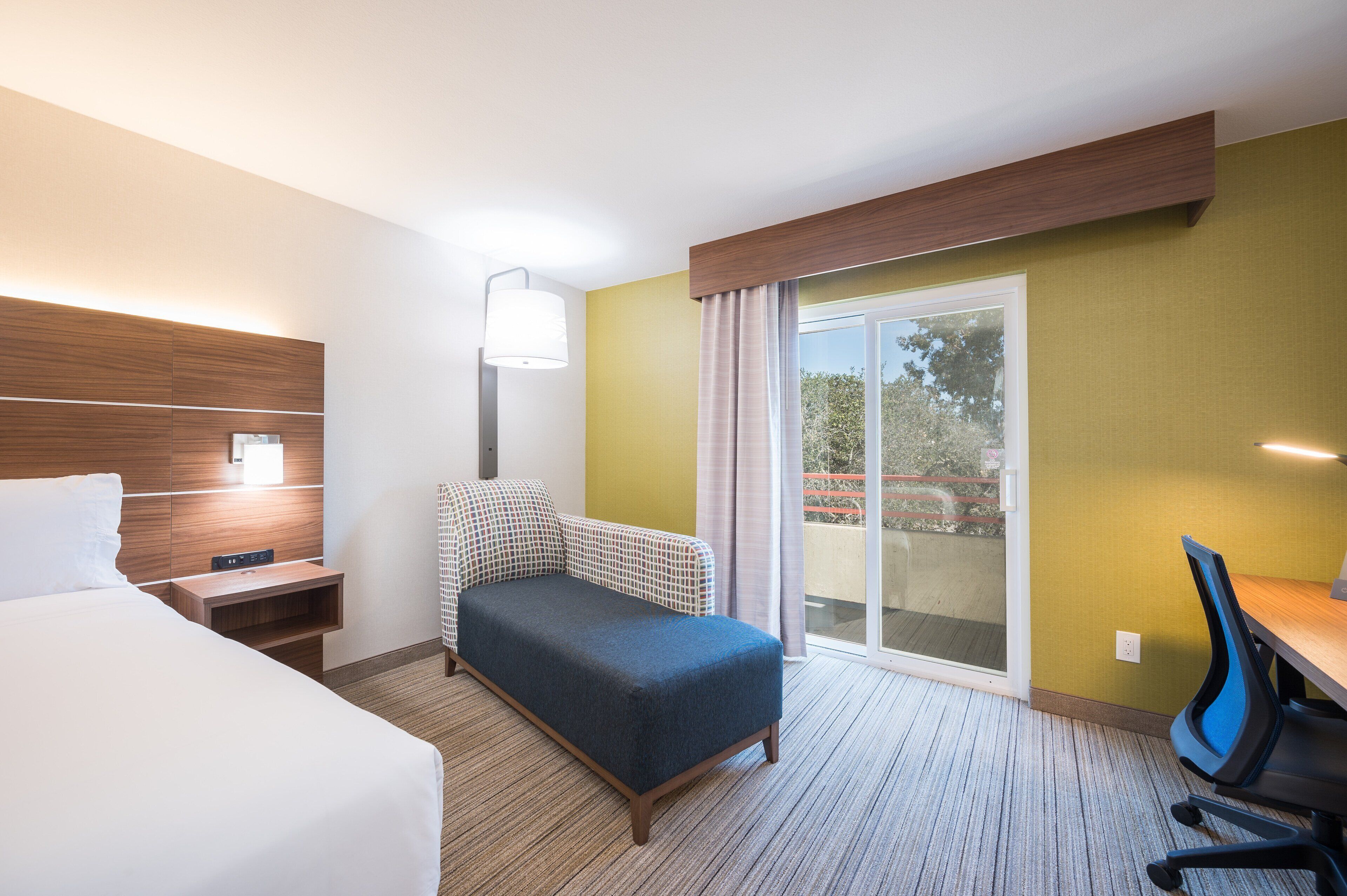 Standard Room, 1 King Bed, Balcony (Extra Floor Space) | Room amenity
