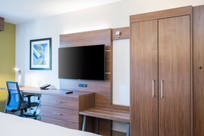 Desk, laptop workspace, blackout drapes, iron/ironing board - Holiday Inn Express Grover Beach-Pismo Beach Area by IHG (Grover Beach)