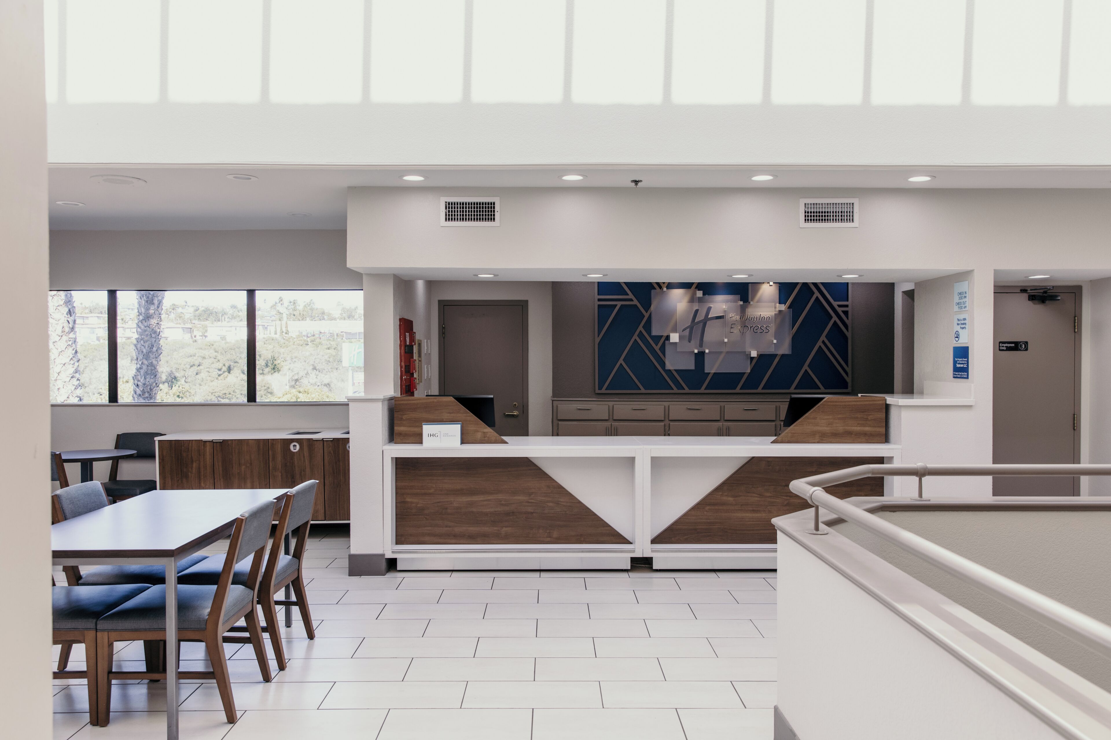 入住/退房自助服务终端