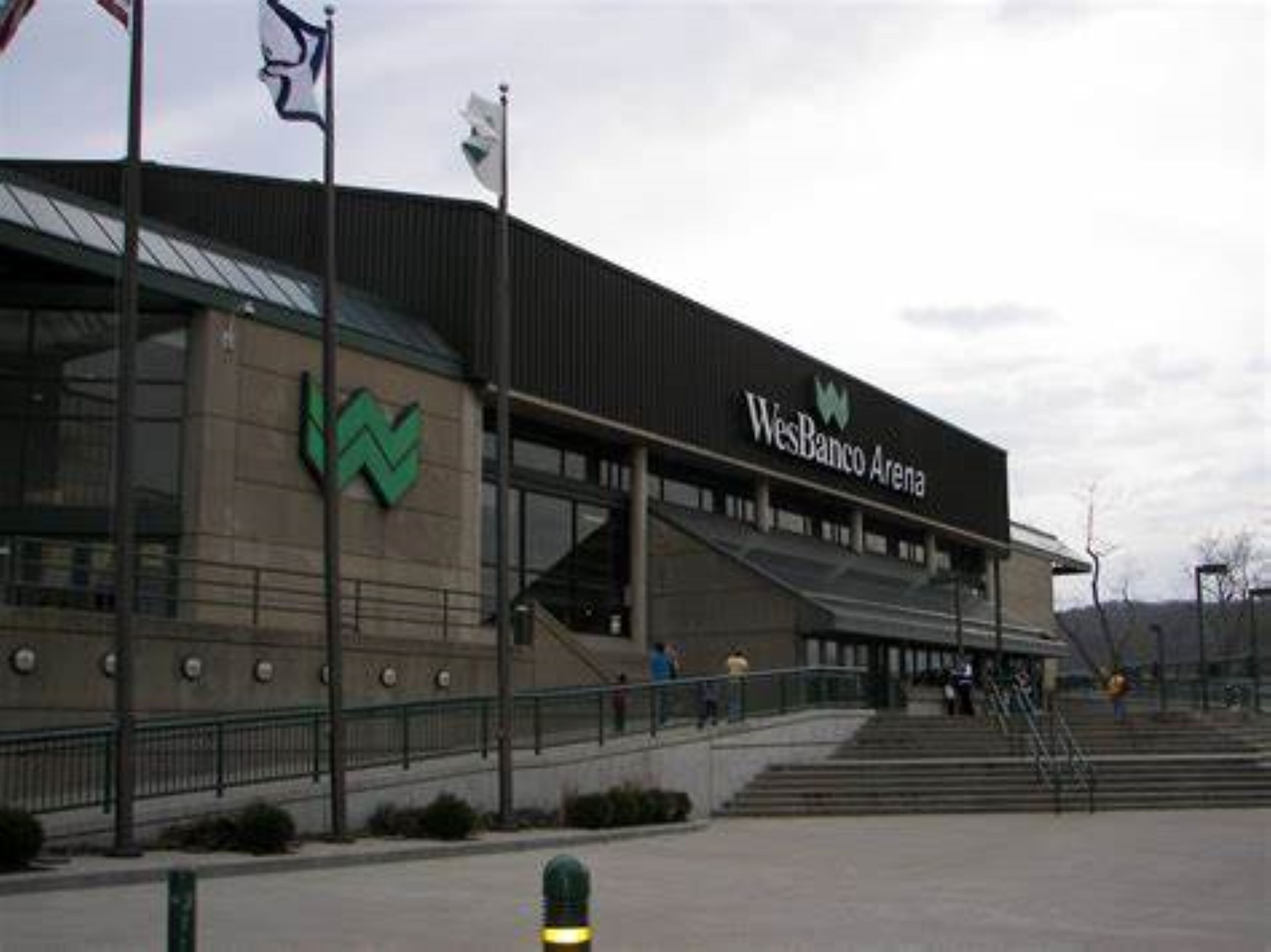 Une salle omnisports WesBanco Arena au design moderne, avec un logo bien visible et une grande entrée.
