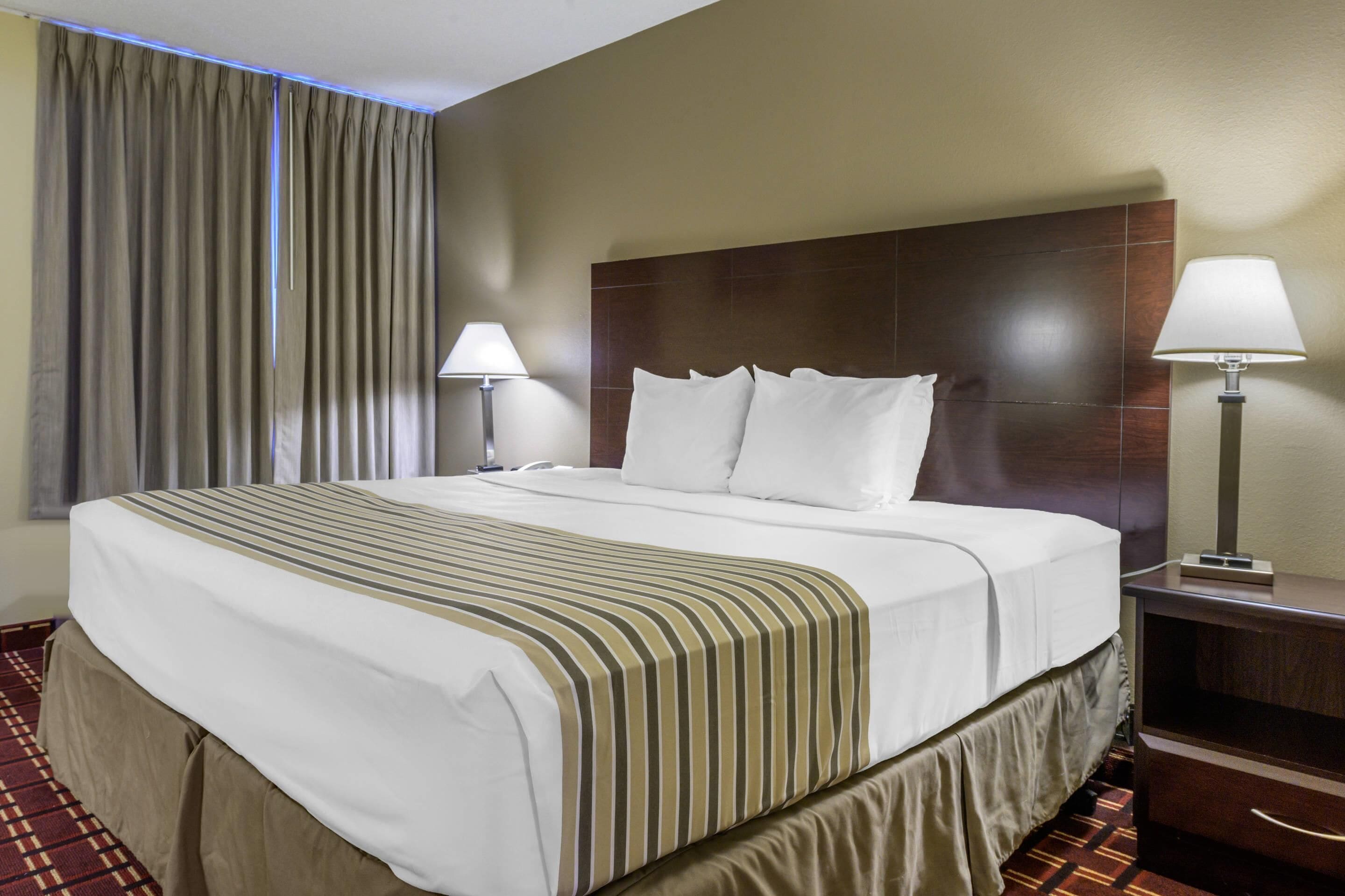 Suíte, 1 cama King e sofá-cama, para não fumantes | Ferros/tábuas de passar roupa, berços grátis, Wi-Fi de cortesia