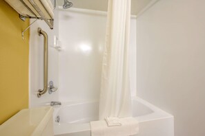 Suite, 1 très grand lit et 1 canapé-lit, non-fumeurs | Salle de bain | Sèche-cheveux, serviettes fournies