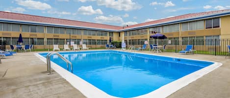 Piscina externa sazonal, funciona das 9h às 21h, guarda-sóis
