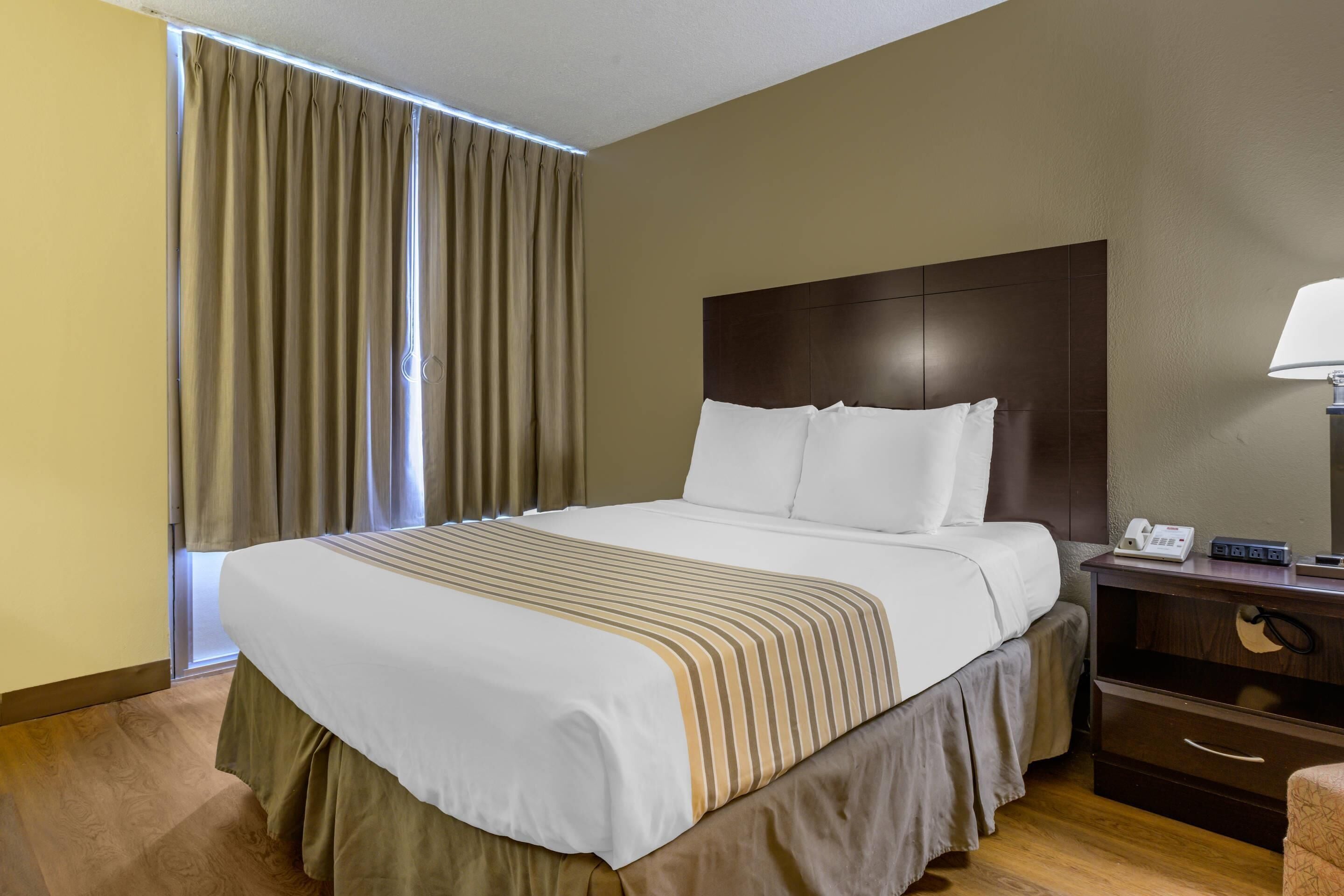 Quarto, 1 cama Queen, acessível, para não fumantes | Ferros/tábuas de passar roupa, berços grátis, Wi-Fi de cortesia