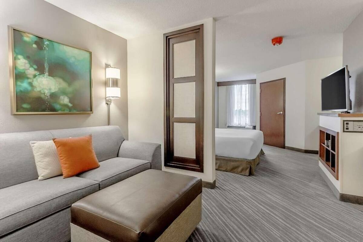 Luxe beddengoed, pillowtop-bedden, een bureau, een laptopwerkplek