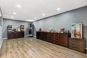 Free daily continental breakfast  - HomeTowne Studios by Red Roof Ridgecrest (Ridgecrest)