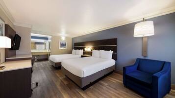 Bàn, màn/rèm cản sáng, bàn ủi/dụng cụ ủi quần áo