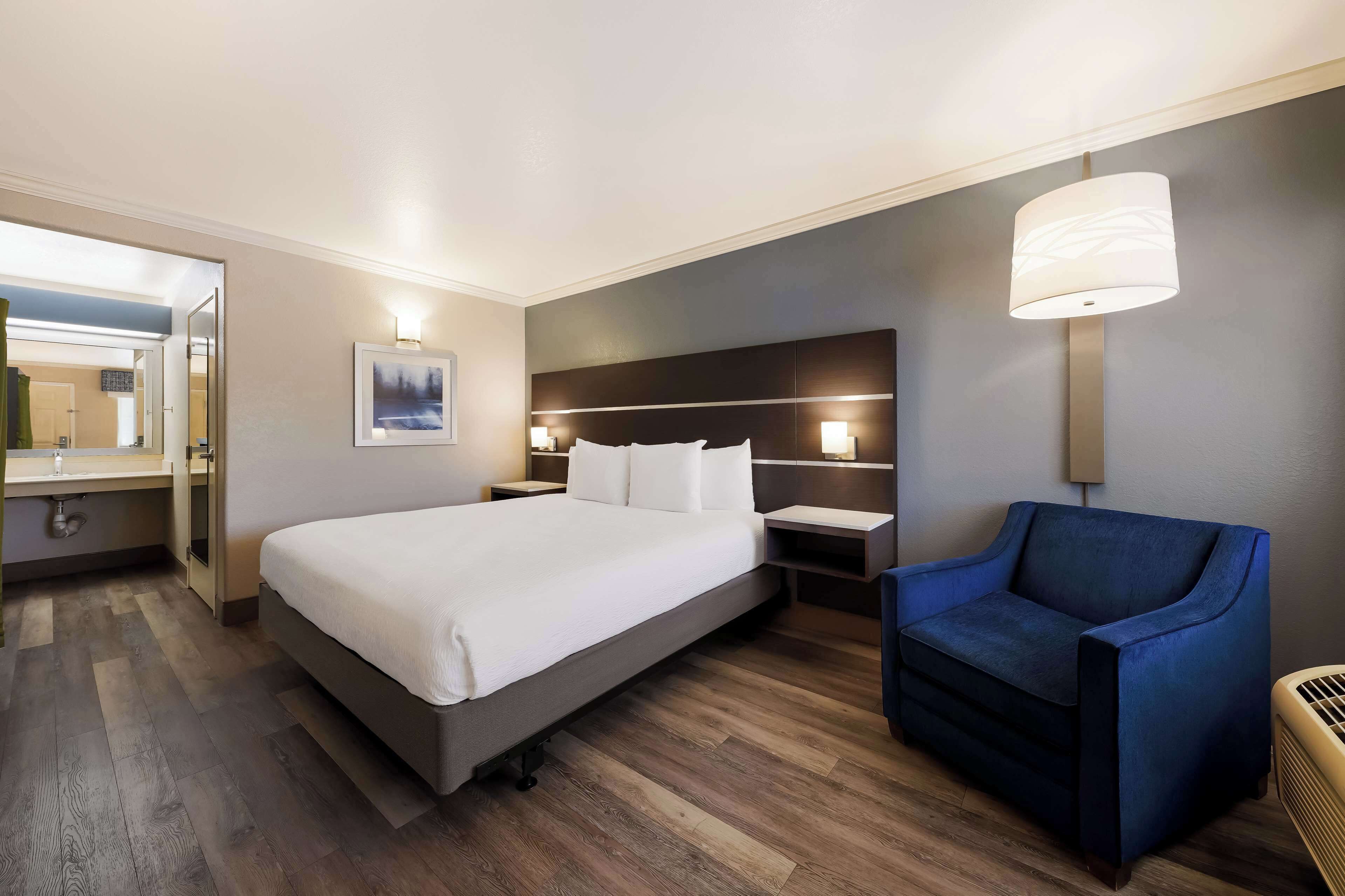 Schreibtisch, Verdunkelungsvorhänge, Bügeleisen/Bügelbrett