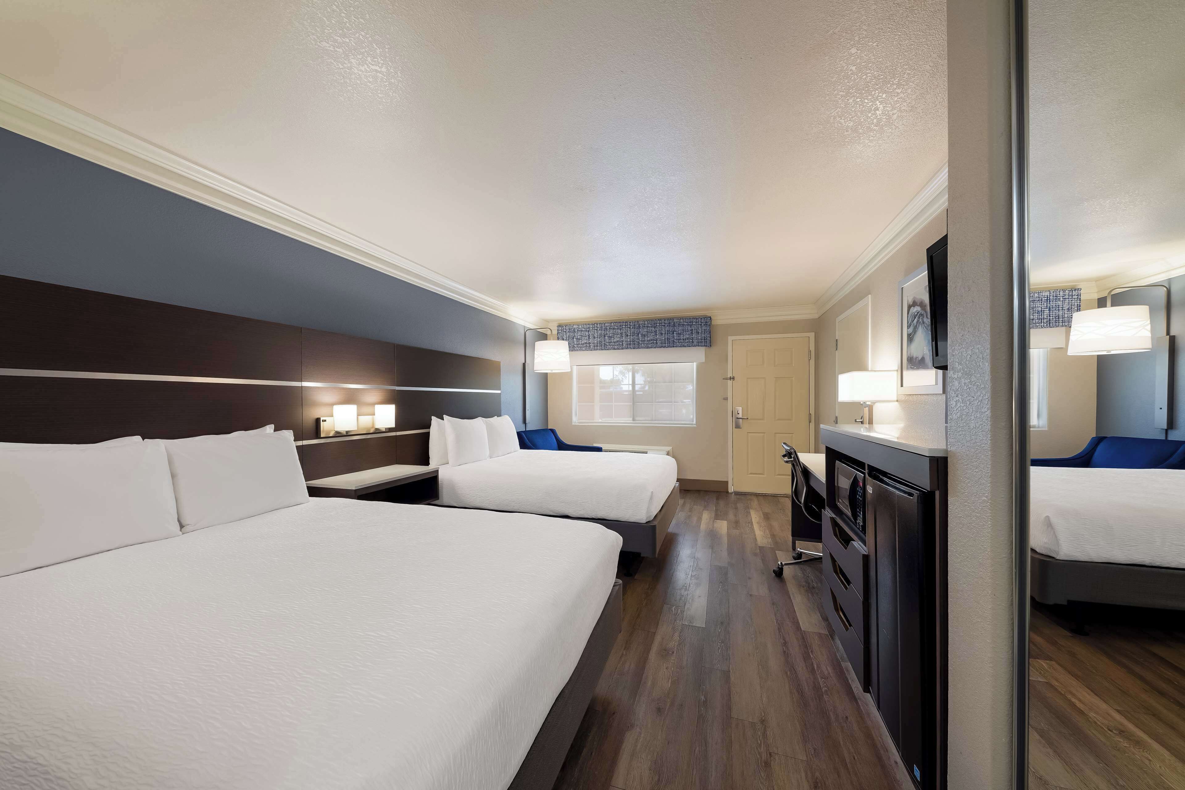 标准房, 2 张大床, 无障碍, 浴缸 | 办公桌、遮光窗帘、熨斗/熨衣板、免费 WiFi