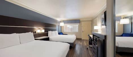 Escritorio, cortinas blackout y tabla de planchar con plancha