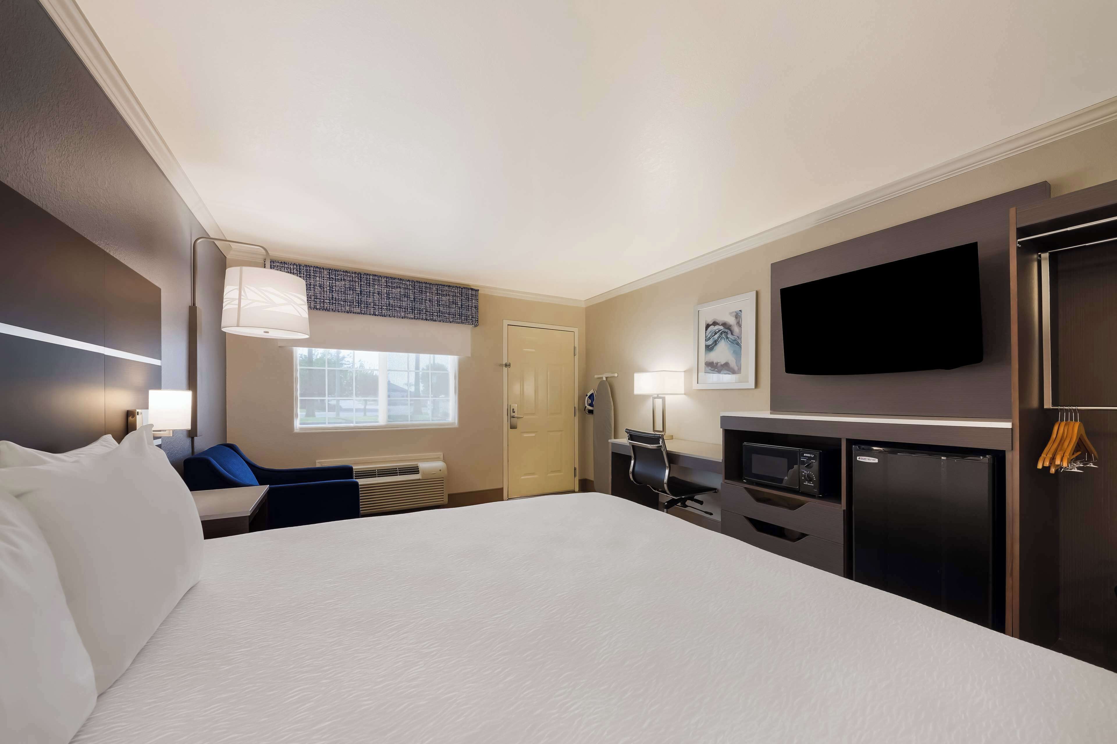 Standardzimmer, 1 King-Bett, barrierefrei, Nichtraucher | Schreibtisch, Verdunkelungsvorhänge, Bügeleisen/Bügelbrett