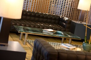 Lobby sitting area - Washington Plaza Hotel (Washington)
