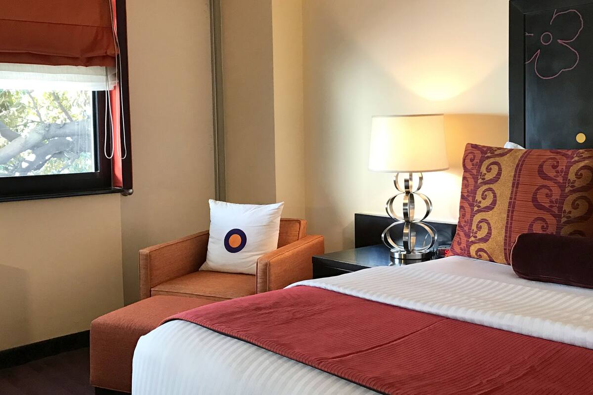 Quarto superior, 1 cama King, sacada | Lençóis italianos Frette, roupas de cama premium, edredons de pluma