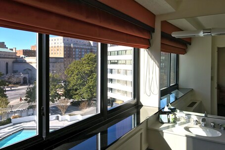 Washington Plaza Hotel - Image 59