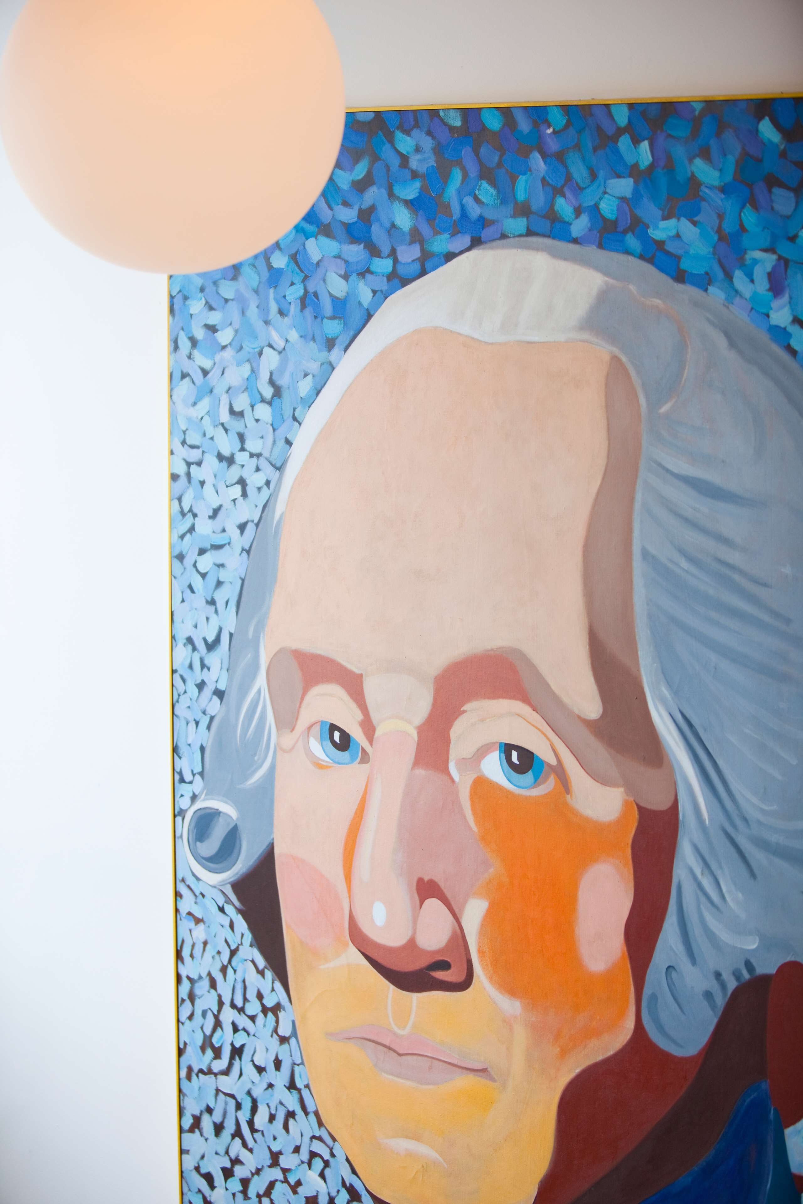 Una pintura que muestra a una persona de cabello blanco sobre un fondo azul.