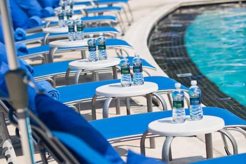 Piscina a l'aire lliure (horari: 09:00-21:00) i para-sols