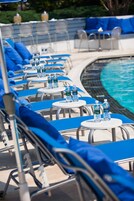 Una piscina al aire libre, sombrillas, guardavidas en la propiedad