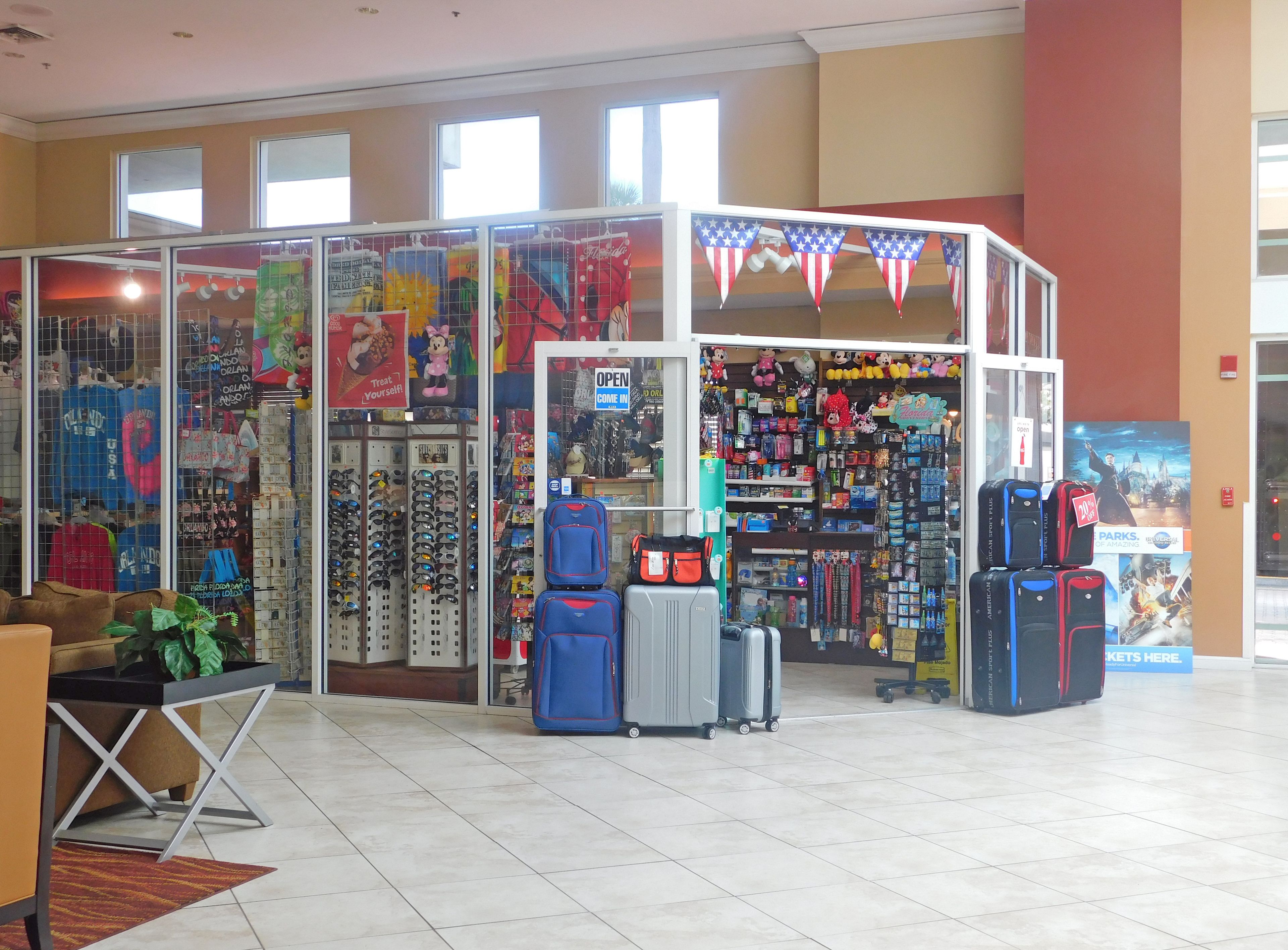 Un quiosco de viajes con equipaje y recuerdos.