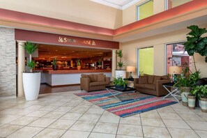 Breakfast and dinner served, American cuisine - Ramada by Wyndham Kissimmee Gateway (Kissimmee)